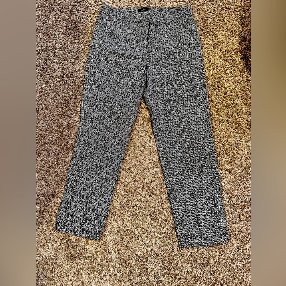 Woman’s size 2 ankle length White House Black Market pants-black/ white pattern